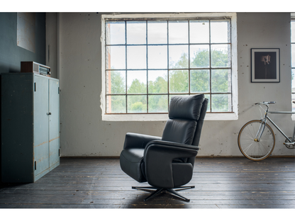 Poltrona in pelle nera